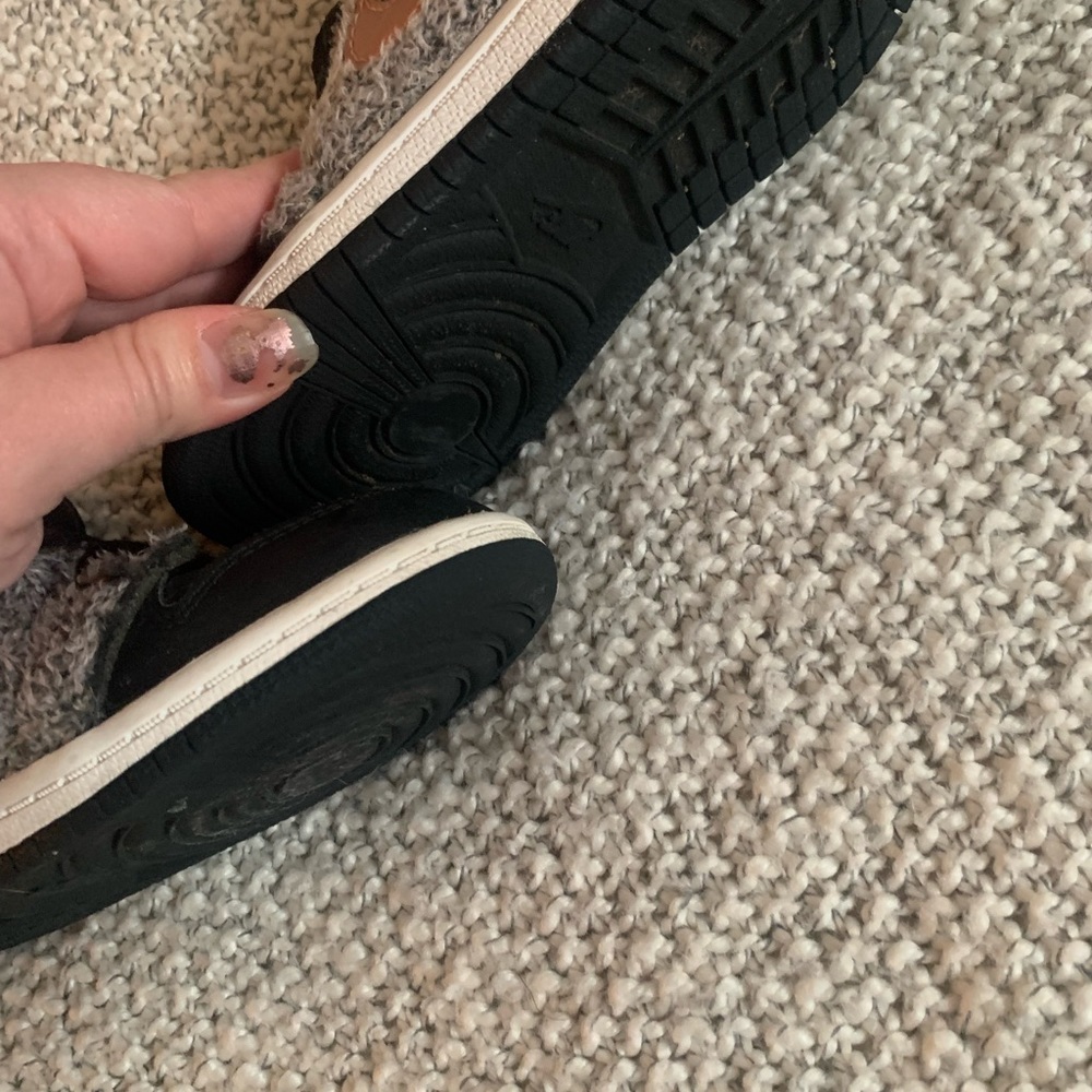 Adorable Fuzzy Air Jordan with Rose gold Nike logo Toddler size 9 toddler - Picture 11 of 11
